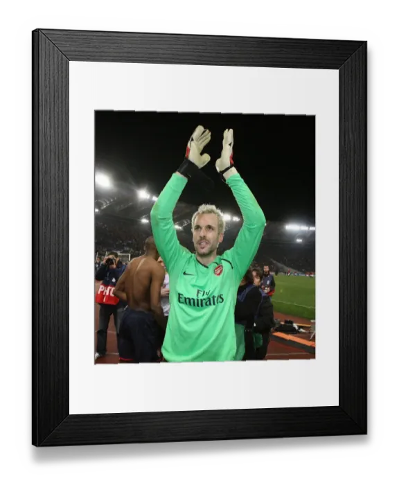 Framed Print : Manuel Almunia waves to the Arsenal fans after the match Framed Print : Manuel Almunia waves to the Arsenal fans after the match