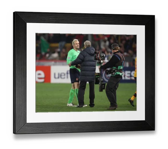 Framed Print : Manuel Almunia and Arsenal manager Arsene Wenger celebrate