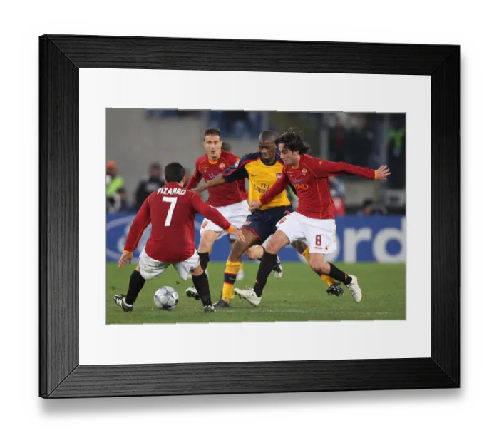 Framed Print : Abou Diaby (Arsenal) David Pizarro & Alberto Aquilani (Roma)