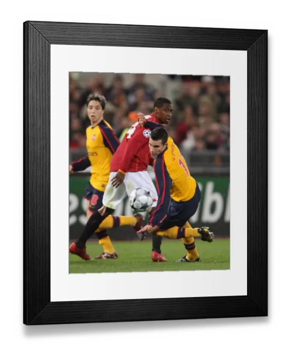 Framed Print : Robin van Persie (Arsenal) Juan (Roma) Framed Print : Robin van Persie (Arsenal) Juan (Roma)