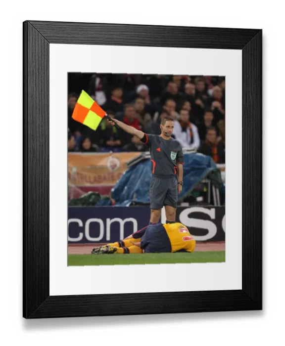 Framed Print : The linesman stands over injured Robin van Persie (Arsenal)