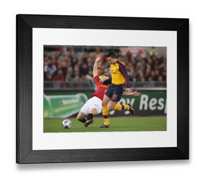 Framed Print : Robin van Persie (Arsenal) John Arne Riise (Roma) Framed Print : Robin van Persie (Arsenal) John Arne Riise (Roma)