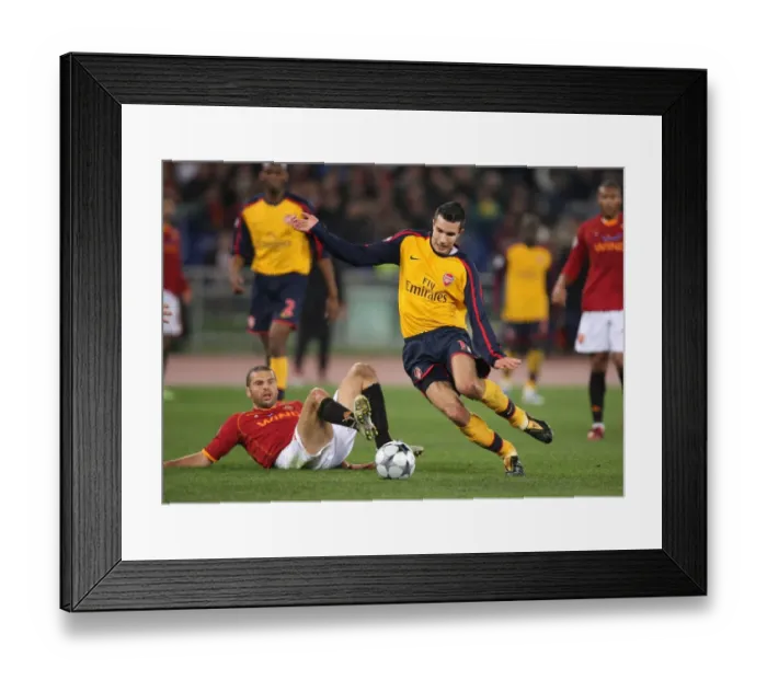 Framed Print : Van Persie vs. Tonetto: AS Roma Edges Past Arsenal in Penalty Shootout, UEFA Champions League 2009