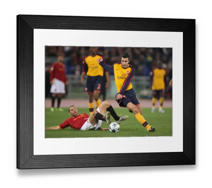 Framed Print : Robin van Persie (Arsenal) Max Tonetto (Roma) Framed Print : Robin van Persie (Arsenal) Max Tonetto (Roma)