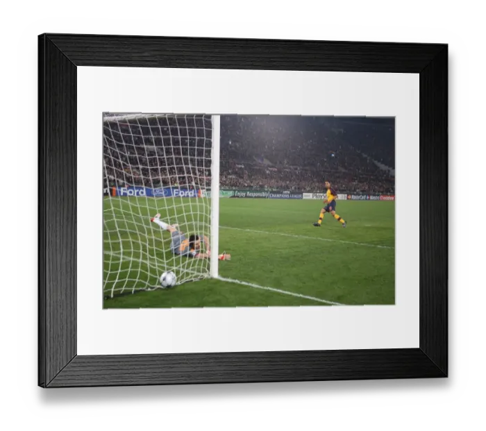 Framed Print : Theo Walcott's Dramatic Penalty: Arsenal's Thrilling UEFA Champions League Victory Over AS Roma
