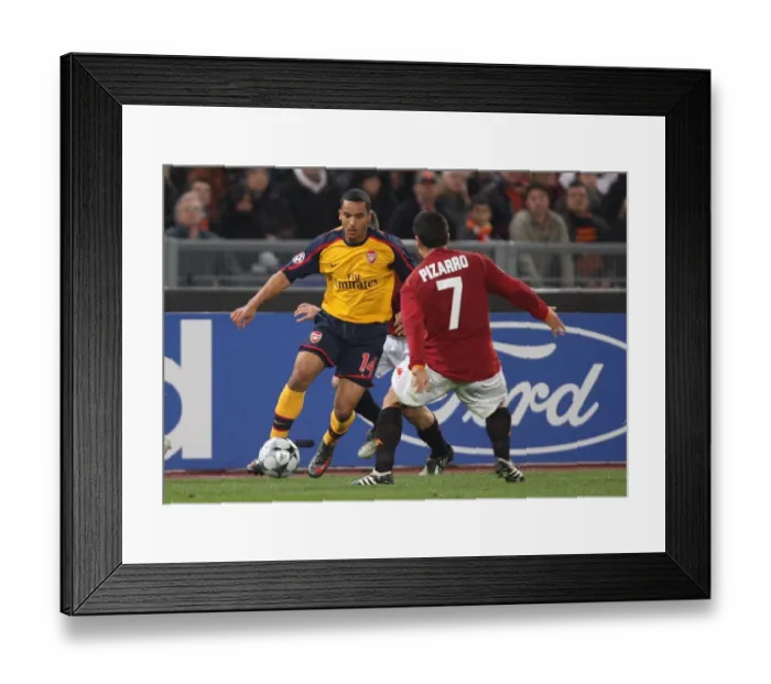 Framed Print : Theo Walcott (Arsenal) David Pizarro (Roma)