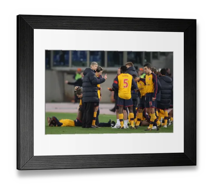 Framed Print : Arsenal manager Arsene Wenger talks with Kolo Toure during extra time Framed Print : Arsenal manager Arsene Wenger talks with Kolo Toure during extra time