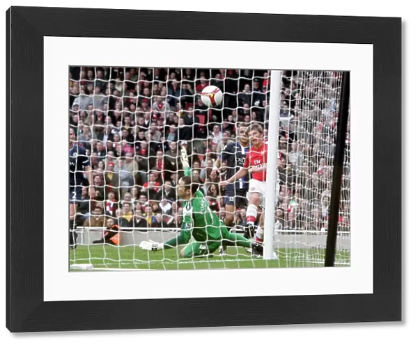 Andrey Arshavin scores his and Arsenals 2nd goal past Paul Robinson