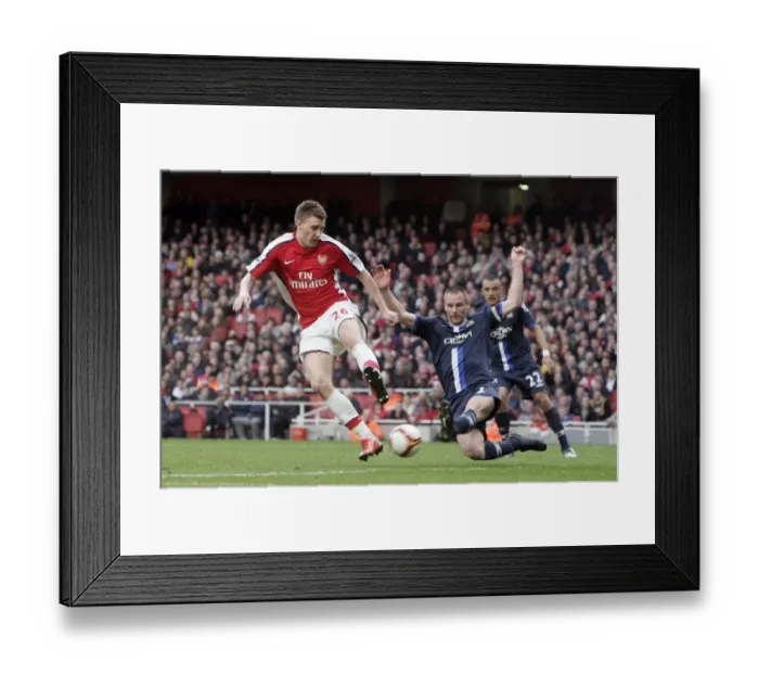 Framed Print : Nicklas Bendtner (Arsenal) Andre Ooijer (Blackburn)