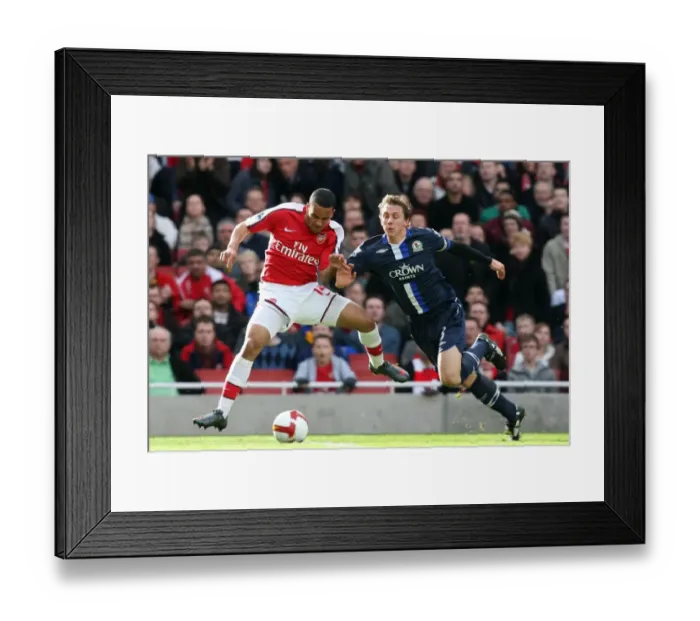Framed Print : Theo Walcott (Arsenal) Stephen Warnock (Blackburn)