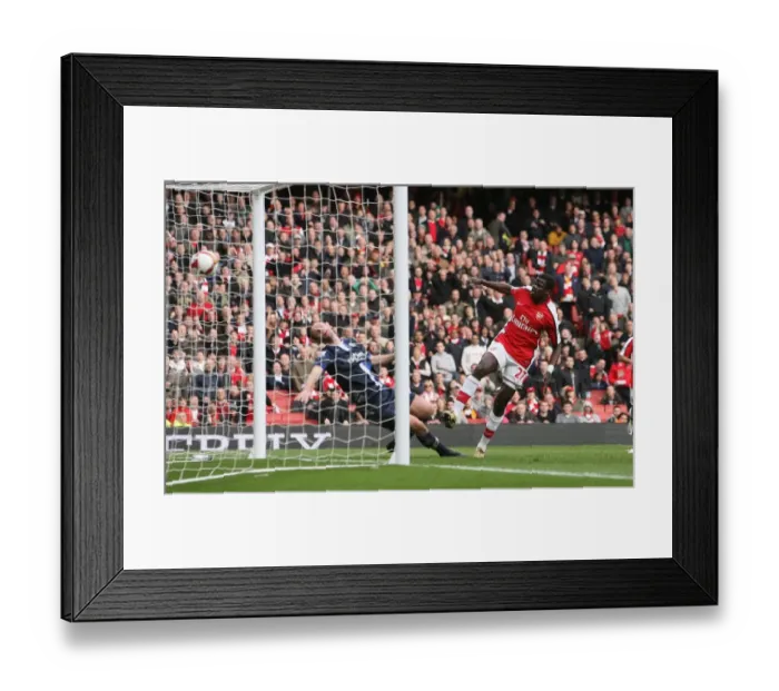 Framed Print : Emmanuel Eboue shoots past Andre Ooijer to score the 3rd Arsenal goal Framed Print : Emmanuel Eboue shoots past Andre Ooijer to score the 3rd Arsenal goal