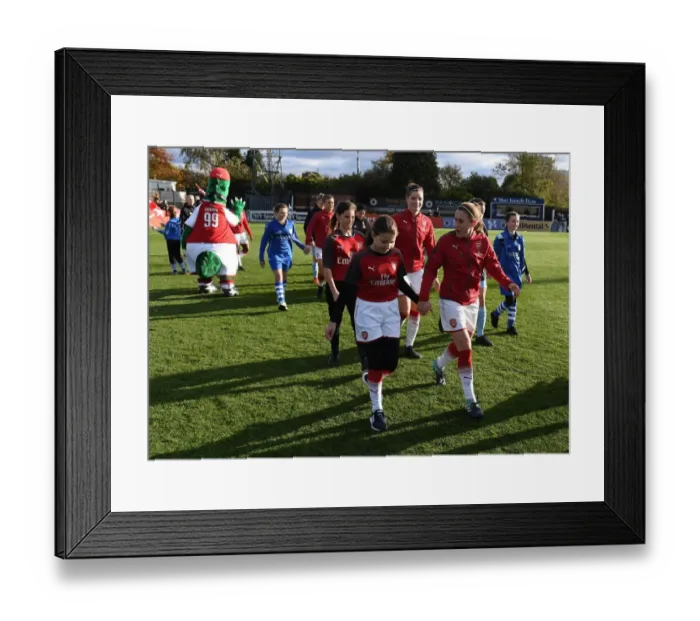 Framed Print : Heather O'Reilly of Arsenal: Focus and Determination Ahead of Arsenal Women vs. Sunderland Framed Print : Heather O'Reilly of Arsenal: Focus and Determination Ahead of Arsenal Women vs. Sunderland