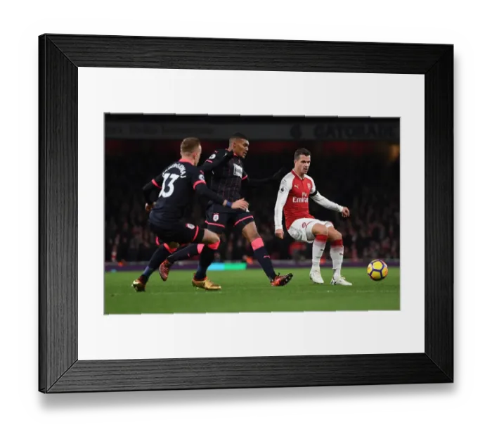 Framed Print : Arsenal's Xhaka Fends Off Huddersfield Duo Welbeck, Hadergjonaj