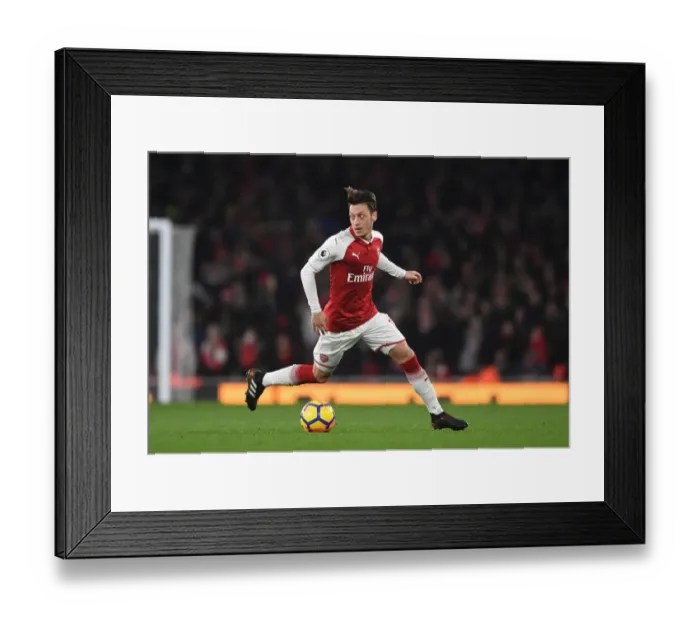 Framed Print : Mesut Ozil in Action: Arsenal vs Manchester United, Premier League 2017-18