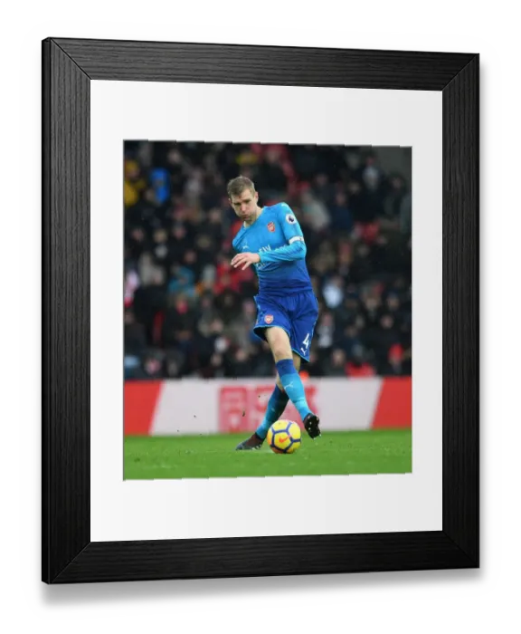 Framed Print : Per Mertesacker Focuses in Southampton vs Arsenal Premier League Clash (2017-18) Framed Print : Per Mertesacker Focuses in Southampton vs Arsenal Premier League Clash (2017-18)