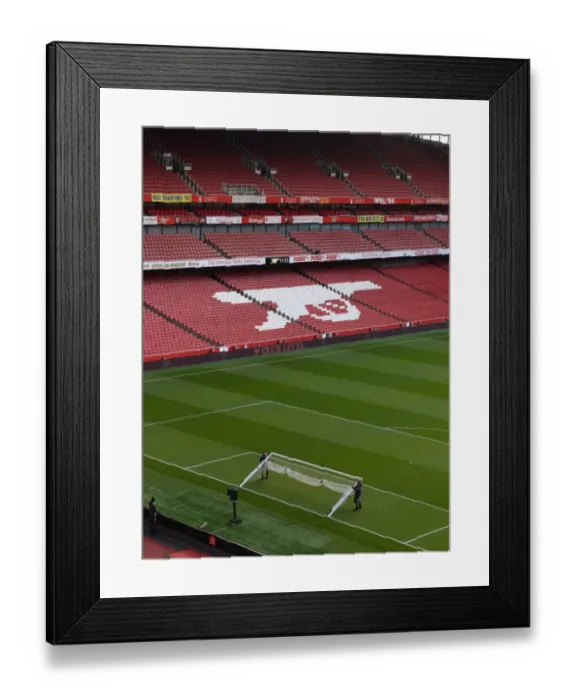 Framed Print : Arsenal Groundstaff Prepare for Kick-off: Arsenal vs Newcastle United, Premier League (2017-18) Framed Print : Arsenal Groundstaff Prepare for Kick-off: Arsenal vs Newcastle United, Premier League (2017-18)