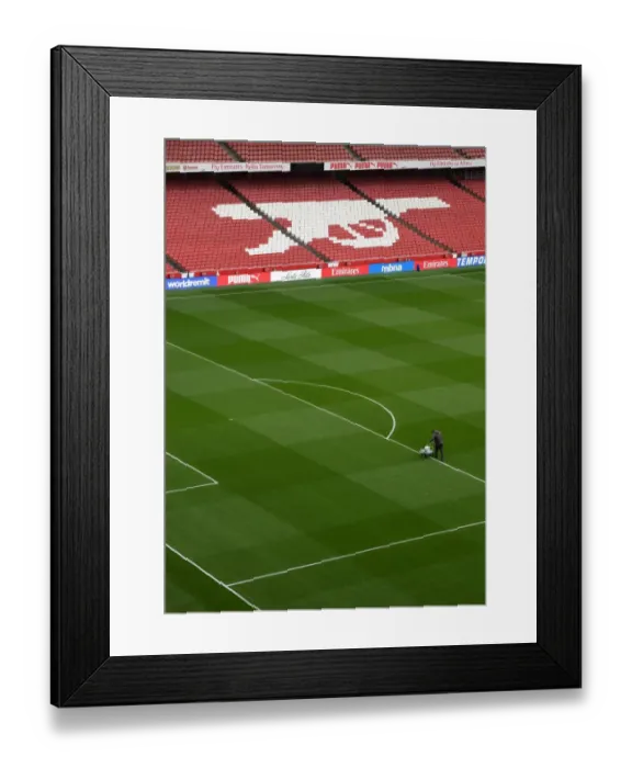 Framed Print : Arsenal vs Liverpool: Preparing the Emirates Turf for Battle (2017-18) Framed Print : Arsenal vs Liverpool: Preparing the Emirates Turf for Battle (2017-18)