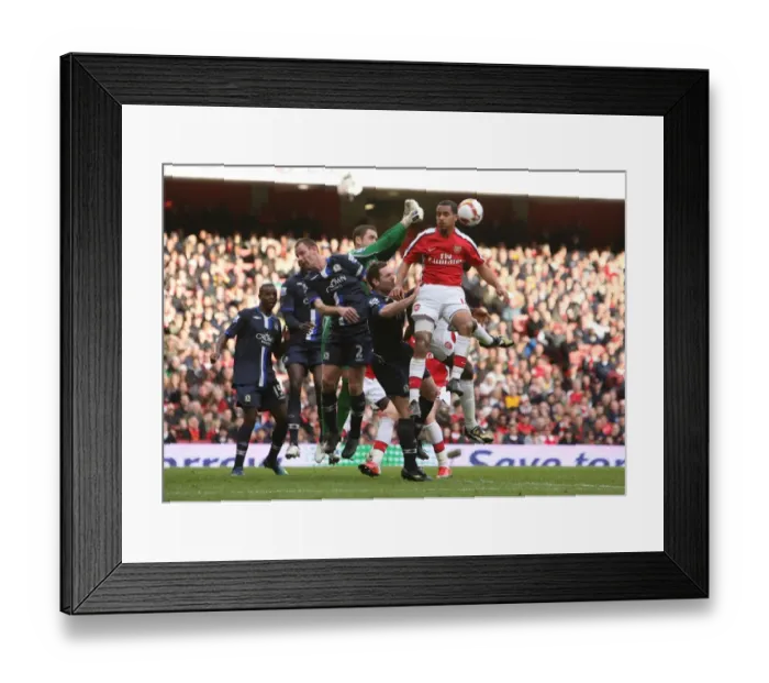 Framed Print : Theo Walcott (Arsenal) Paul Robinson (Blackburn) Framed Print : Theo Walcott (Arsenal) Paul Robinson (Blackburn)