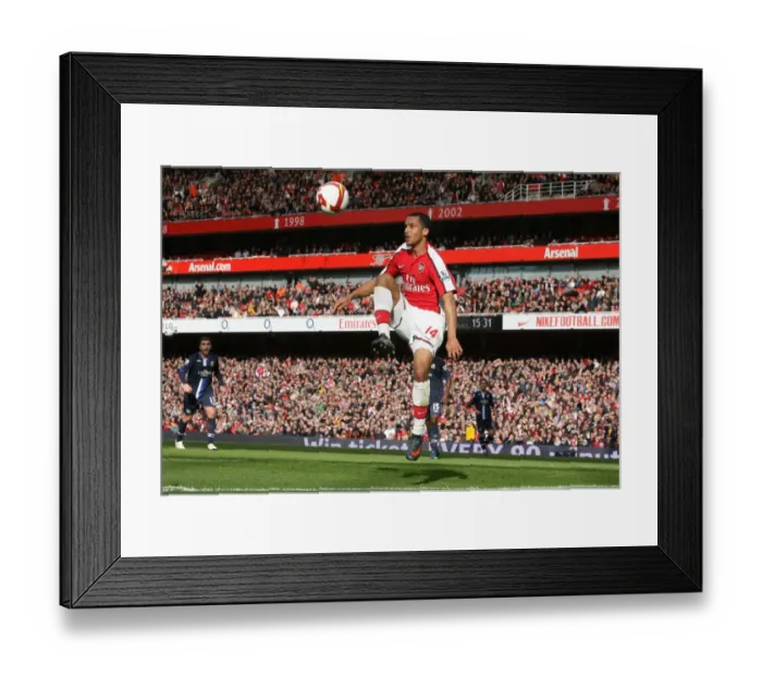 Framed Print : Theo Walcott's Unforgettable Night: Arsenal's 4-0 Thrashing of Blackburn Rovers, Emirates Stadium, 2009