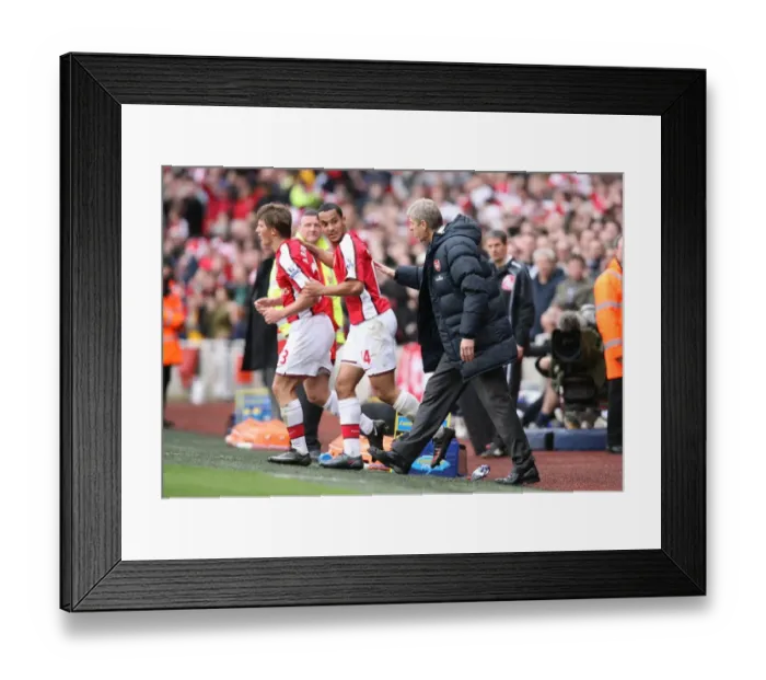 Framed Print : Arsenal manager Arsene Wenger with Theo Walcott Framed Print : Arsenal manager Arsene Wenger with Theo Walcott