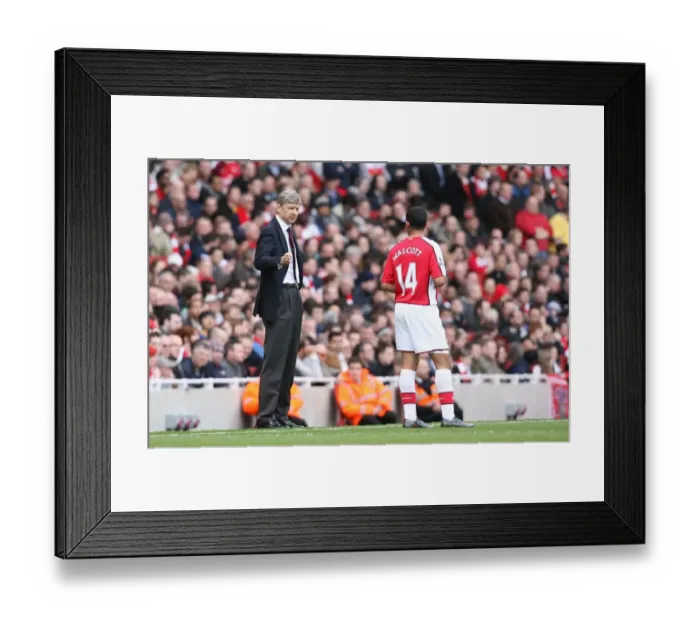 Framed Print : Arsenal manager Arsene Wenger talks to Theo Walcott Framed Print : Arsenal manager Arsene Wenger talks to Theo Walcott