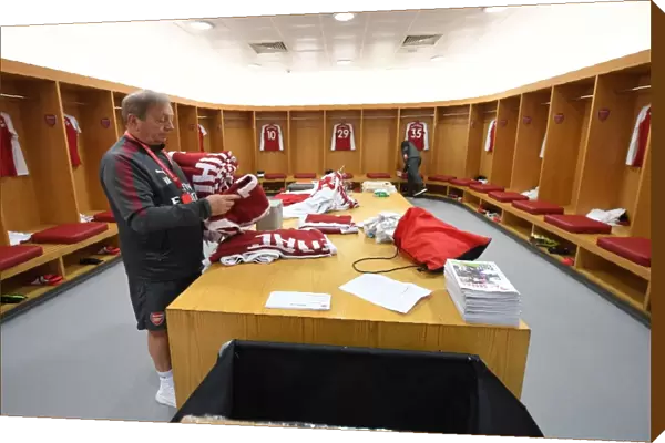 Arsenal Kit Preparation: Vic and Paul Akers before Arsenal vs Crystal Palace (Premier League, 2018)