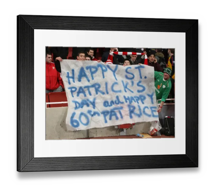 Framed Print : Arsenal fans hold up a St Framed Print : Arsenal fans hold up a St