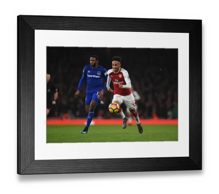 Framed Print : Arsenal's Aubameyang Scores Stunner in Premier League Clash Against Everton