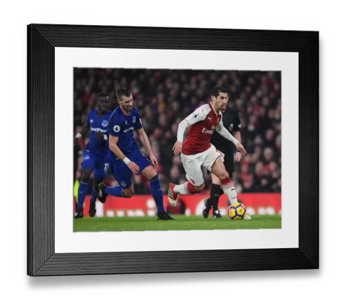 Framed Print : Mkhitaryan's Slick Moves: Outsmarting Schneiderlin in Arsenal's Premier League Victory, 2017-18