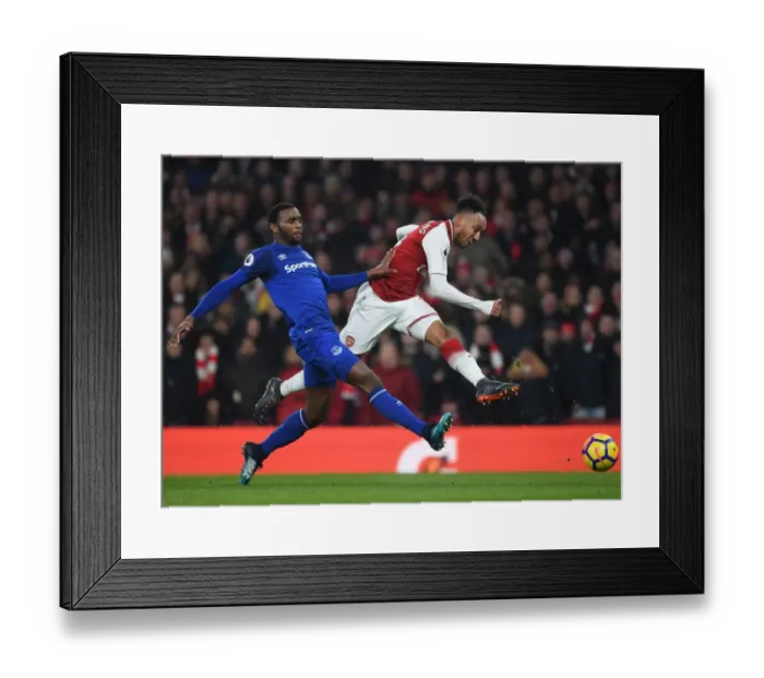 Framed Print : Arsenal's Aubameyang Outmaneuvers Everton's Martina Framed Print : Arsenal's Aubameyang Outmaneuvers Everton's Martina