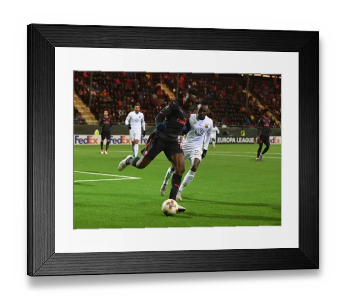 Framed Print : Danny Welbeck Breaks Past Samuel Mensah: Arsenal's Europa League Victory Over Ostersunds FK