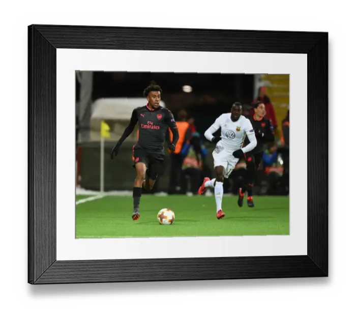 Framed Print : Arsenal's Alex Iwobi Faces Off Against Ostersunds Ken Sema in Europa League Clash