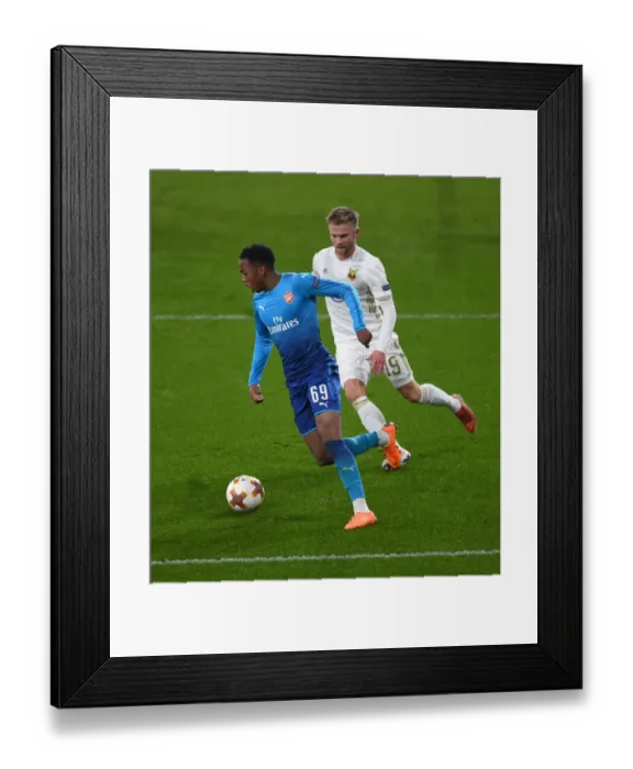 Framed Print : Arsenal's Joe Willock Clashes with Östersunds Dennis Widgren in Europa League Showdown