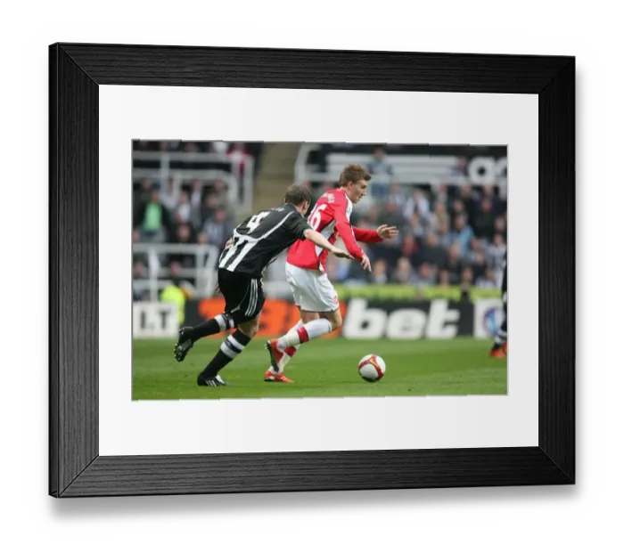 Framed Print : Nicklas Bendtner (Arsenal) Kevin Nolan (Newcastle)