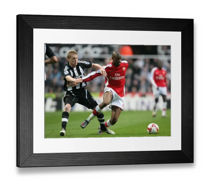 Framed Print : Abou Diaby (Arsenal) Damien Duff (Newcastle) Framed Print : Abou Diaby (Arsenal) Damien Duff (Newcastle)