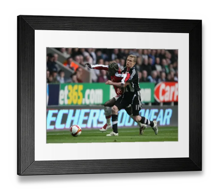 Framed Print : Bacary Sagna (Arsenal) Damien Duff (Newcastle) Framed Print : Bacary Sagna (Arsenal) Damien Duff (Newcastle)