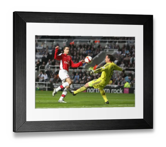 Framed Print : Van Persie's Brilliant Hat-Trick: Arsenal Crush Newcastle 3-1