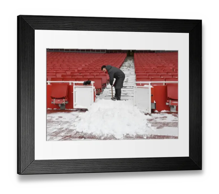 Framed Print : Braving the Snow: Arsenal's Battle Preparation vs Manchester City