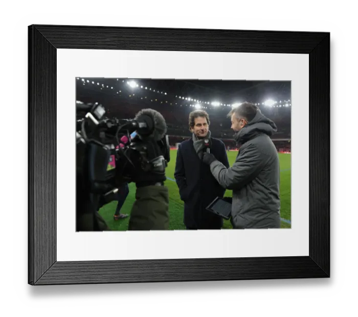 Framed Print : Joe Montemurro at Half-Time: Arsenal Women's Manager in Action against Manchester City