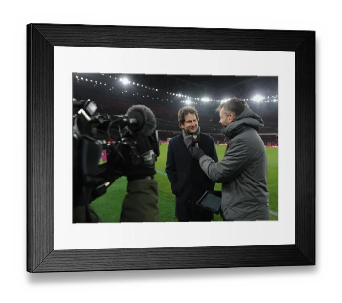 Framed Print : Joe Montemurro in Deep Thought: Arsenal Women's Manager Ponders Strategy at Half-Time against Manchester City
