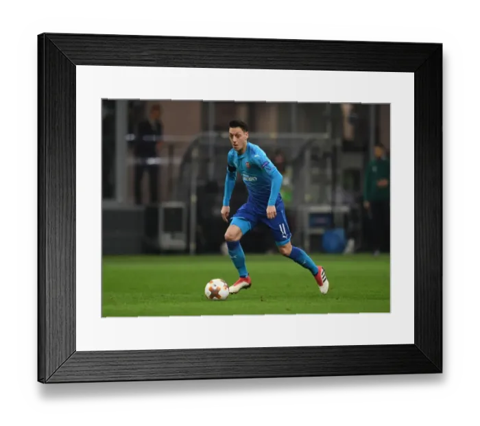 Framed Print : Mesut Ozil in Action: Arsenal vs. AC Milan, UEFA Europa League (2018) Framed Print : Mesut Ozil in Action: Arsenal vs. AC Milan, UEFA Europa League (2018)