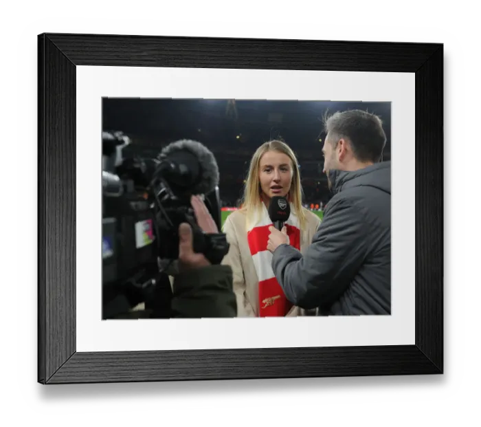 Framed Print : Leah Williamson at Half-Time: Arsenal Women's Battle in Europa League Against AC Milan Framed Print : Leah Williamson at Half-Time: Arsenal Women's Battle in Europa League Against AC Milan