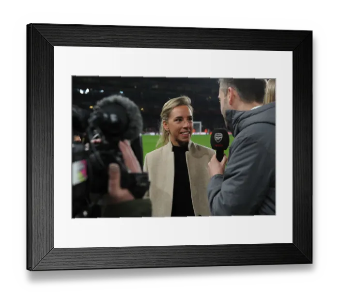 Framed Print : Jordan Nobbs at Half-Time: Arsenal Women's Battle against AC Milan in UEFA Europa League