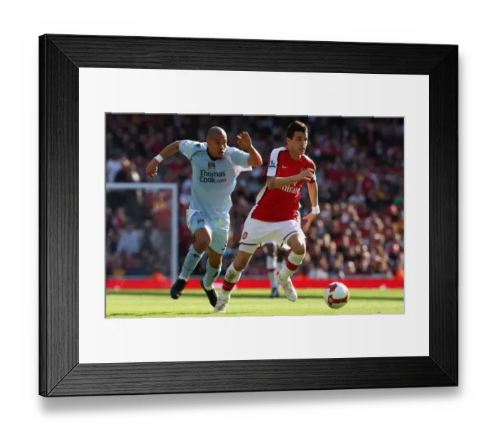 Framed Print : Cesc Fabregas (Arsenal) Nigel De Jong (Man City)