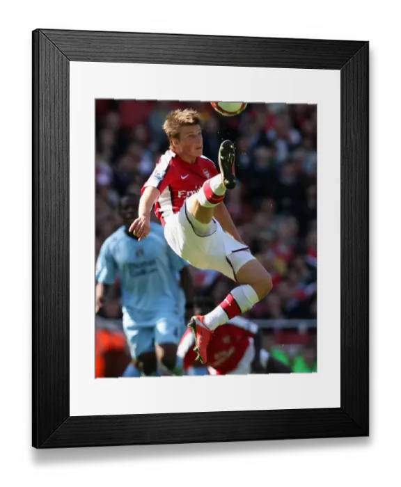Framed Print : Arshavin's Brilliance: Arsenal's 2-0 Triumph Over Manchester City, April 4, 2009