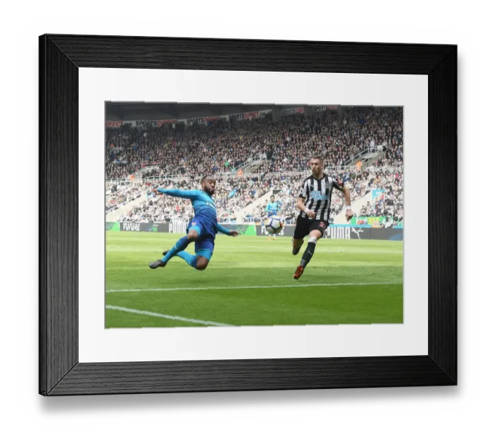 Framed Print : Newcastle United v Arsenal - Premier League