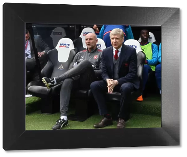Arsene Wenger and Steve Bould: Focused Before Newcastle United vs Arsenal (2017-18)