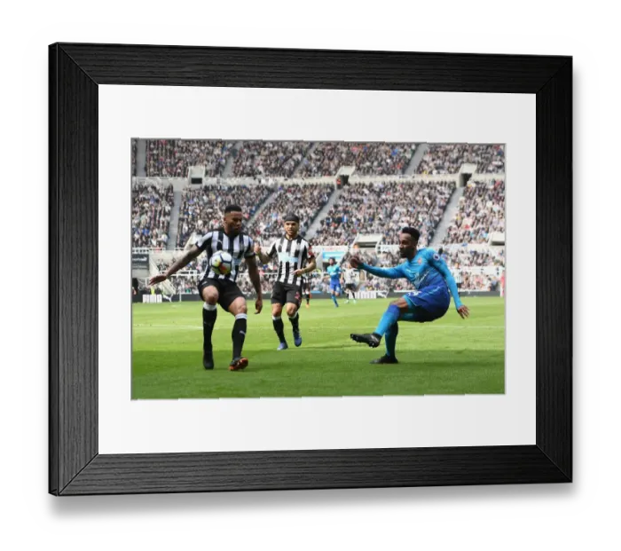Framed Print : Pierre-Emerick Aubameyang (Arsenal) crosses for Alexandre Lacazette goal Framed Print : Pierre-Emerick Aubameyang (Arsenal) crosses for Alexandre Lacazette goal
