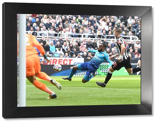 Alexandre Lacazette's Thrilling Goal: Arsenal Triumphs Over Newcastle United (April 2018)