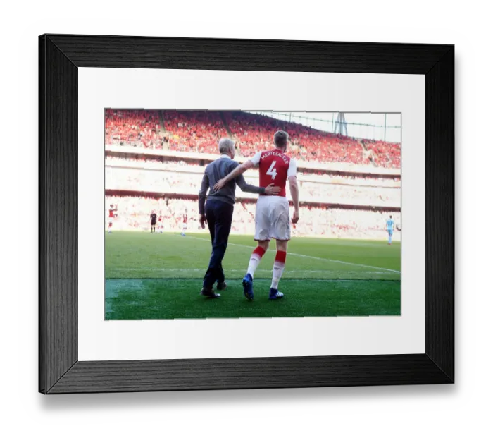 Framed Print : Arsene Wenger and Per Mertesacker: A Moment of Reflection during Arsenal vs. Burnley (2017-18) Framed Print : Arsene Wenger and Per Mertesacker: A Moment of Reflection during Arsenal vs. Burnley (2017-18)